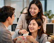 Đồng nghiệp trao quà tại văn phòng